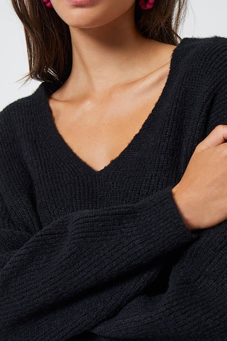 MOSSY V NECK KNIT BLACK 4