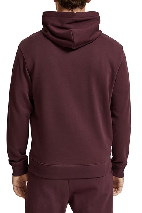 REGULAR FIT ESSENTIAL BADGE HOODIE IN ORGANIC COTTON BERRY W 2
