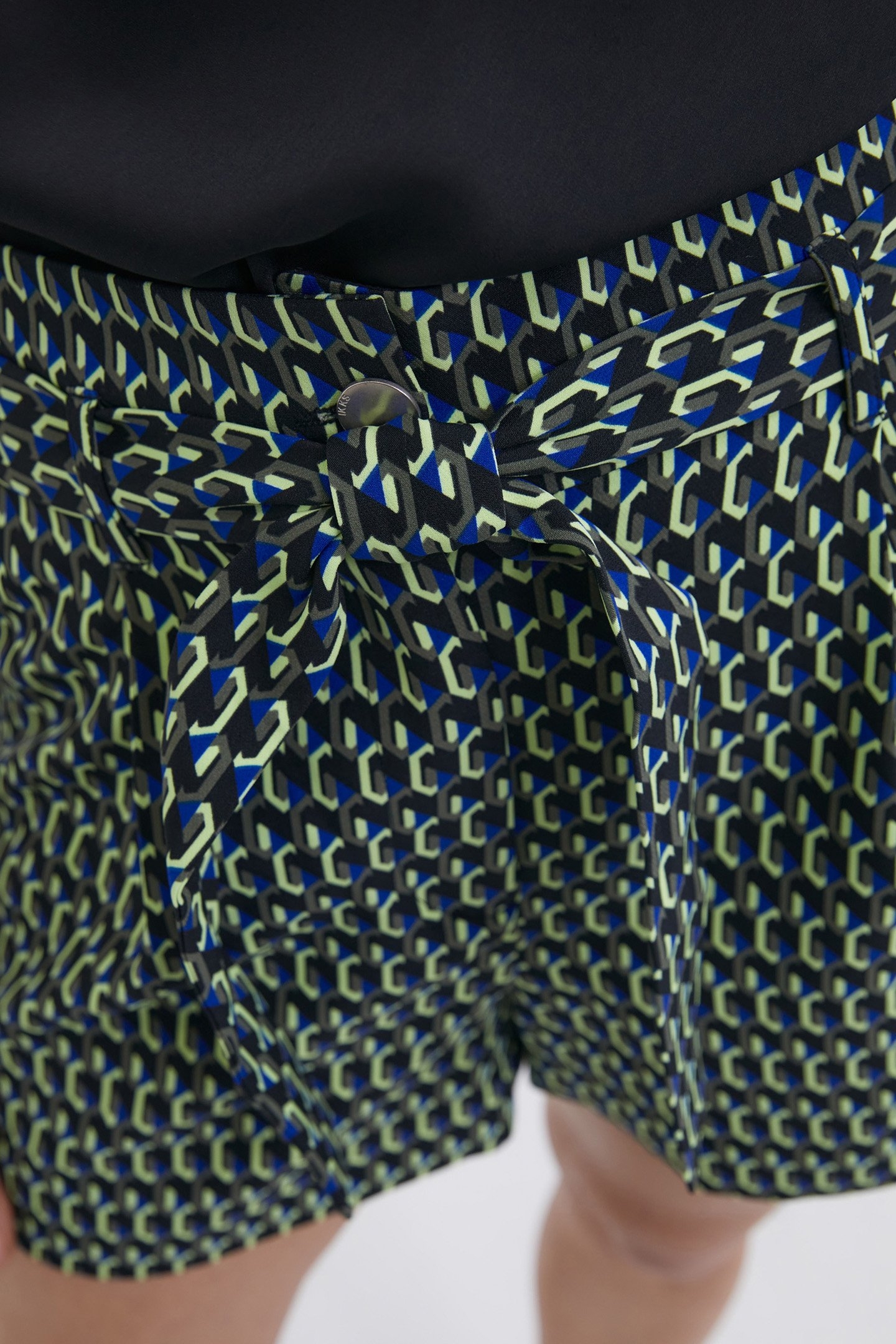 BLACK GRAPHIC PRINT HIGH_WAIST SHORTS 5