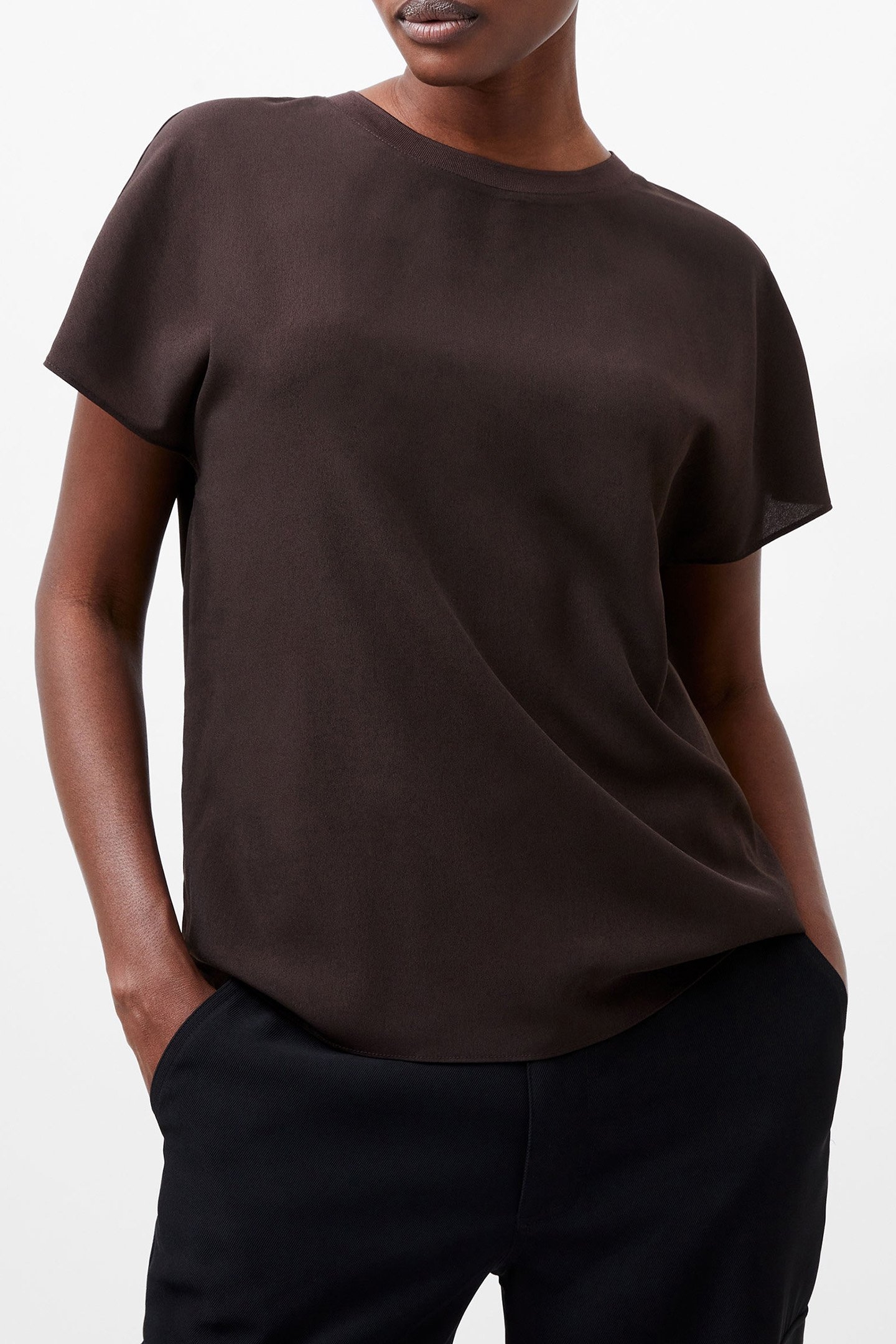 CREPE LIGHT CREW NECK TOP CHOCOLATE GANACHE 1