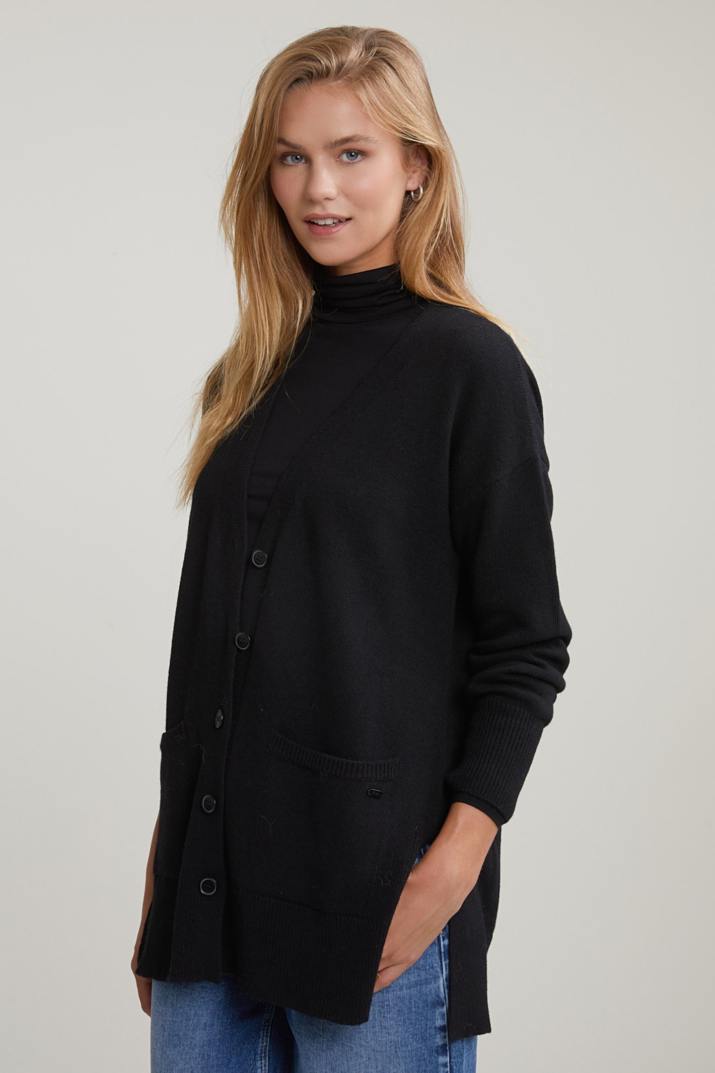 BLACK V-NECK BUTTONED CARDIGAN 2 POCKETS 1