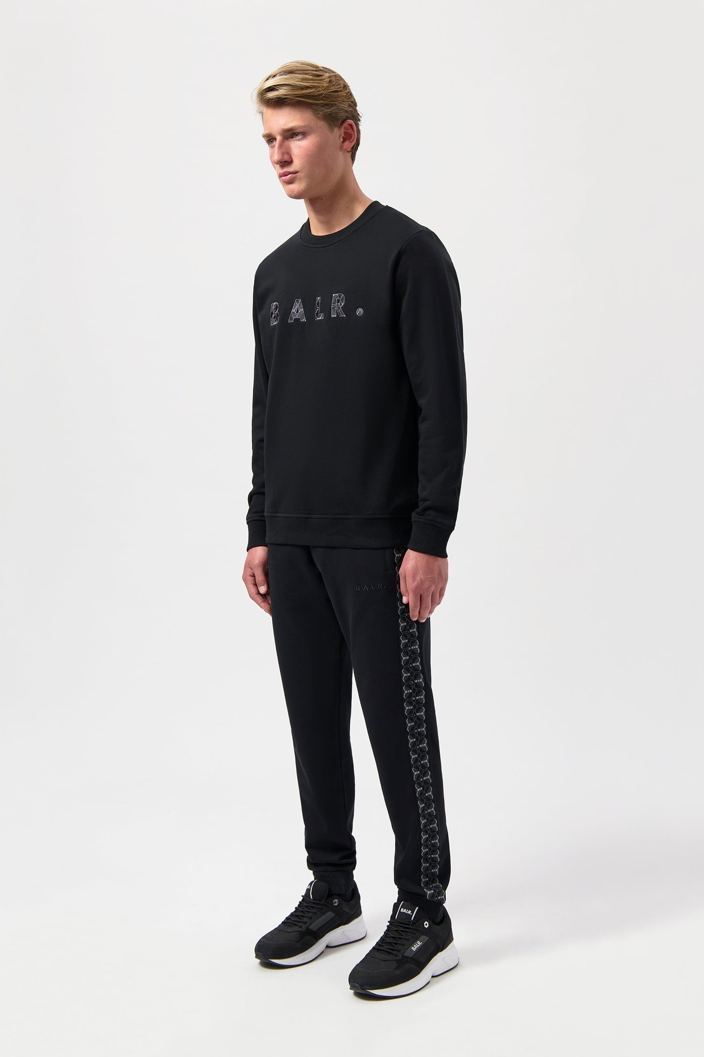 BALR. MONOGRAM EMBRO CREWNECK JET BLACK/PHANTOM 4
