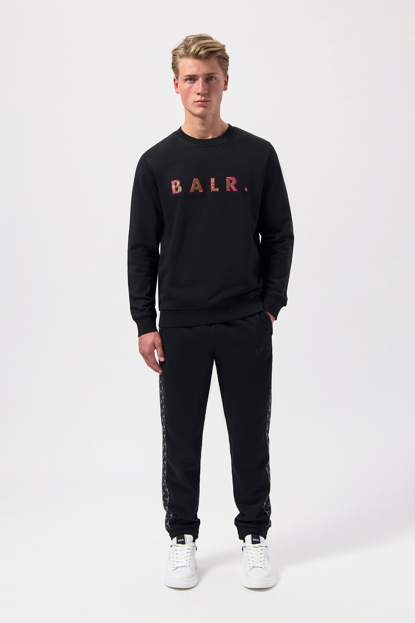 BALR. MONOGRAM EMBRO CREWNECK JET BLACK/TIBETIAN RED 2