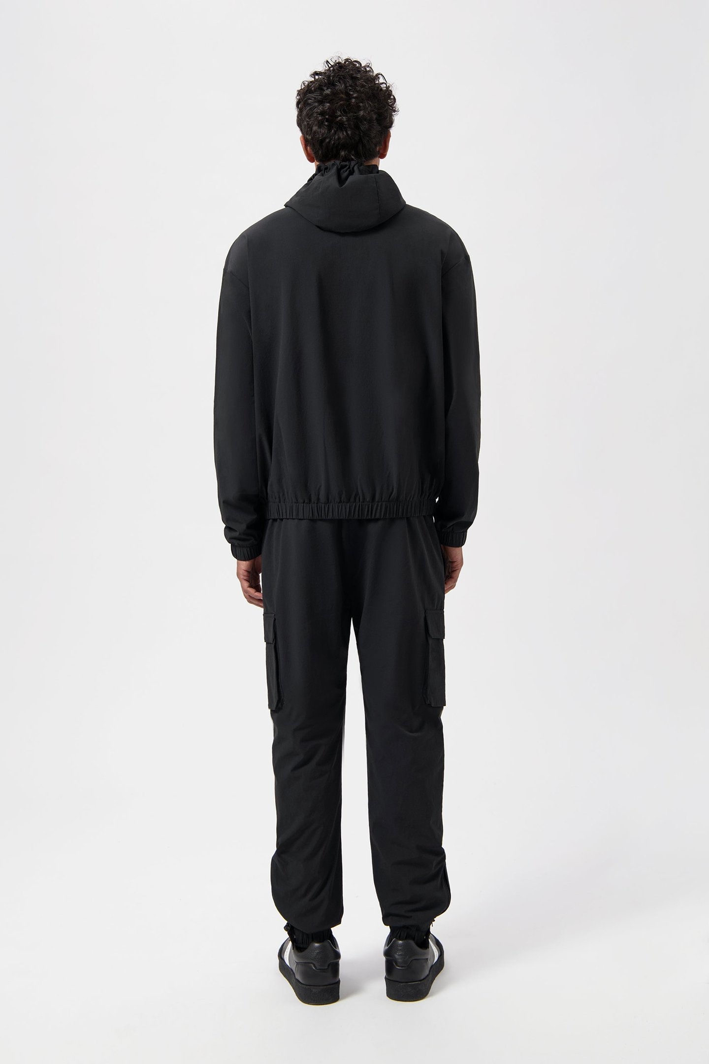 TECH WINDBREAKER JET BLACK 3