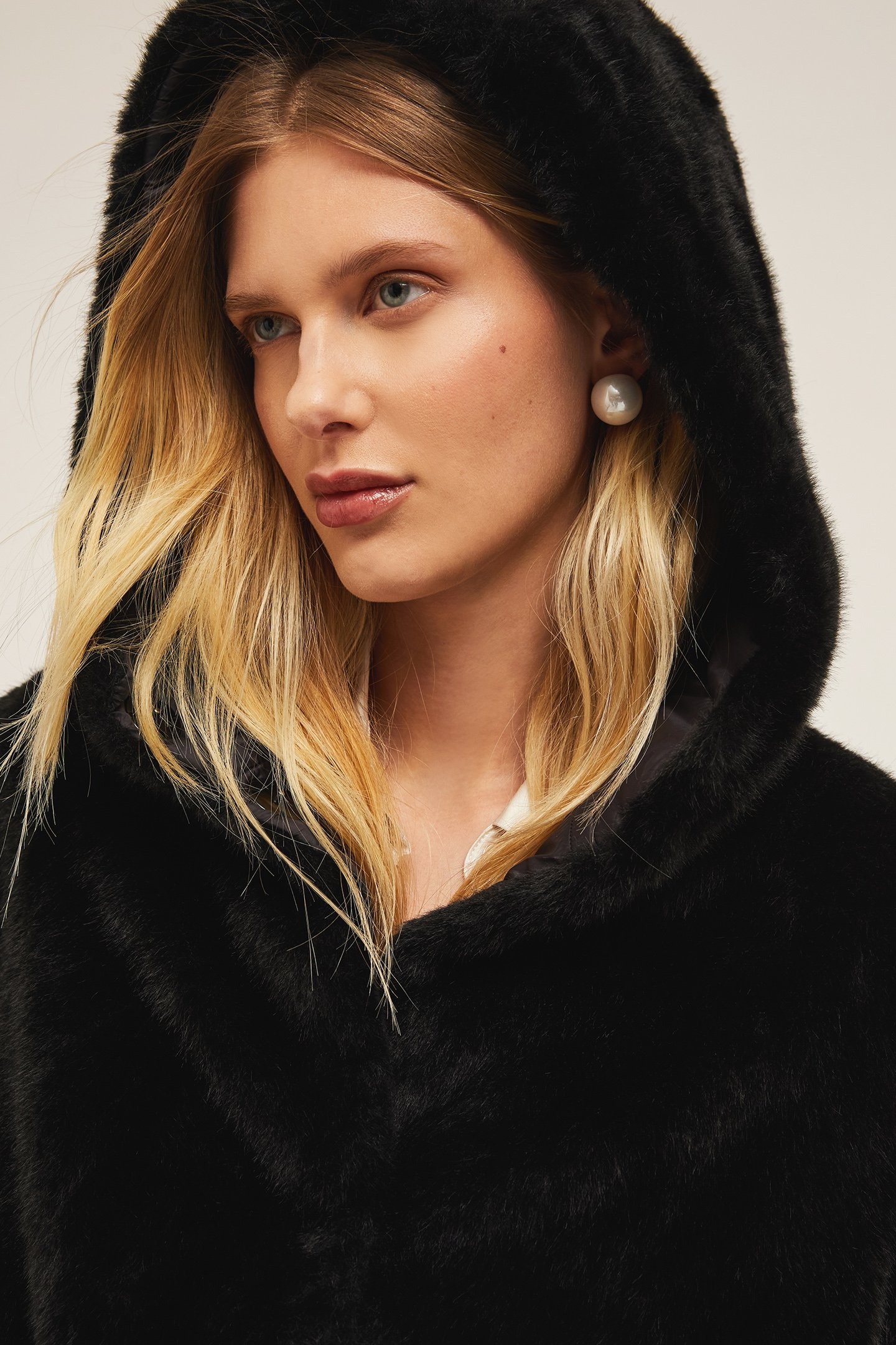 REVERSIBLE TEDDY CAPE WITH HOOD BLACK 5